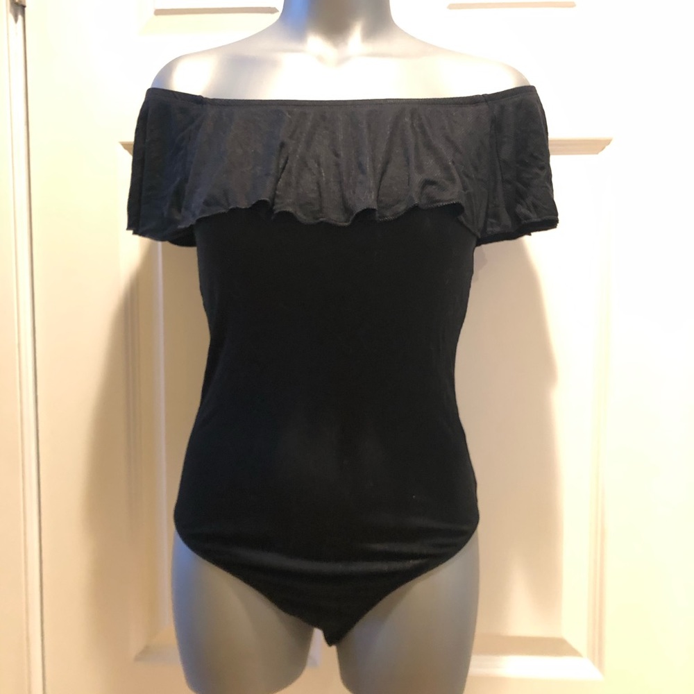 Express off the shoulder bodysuit 🖤